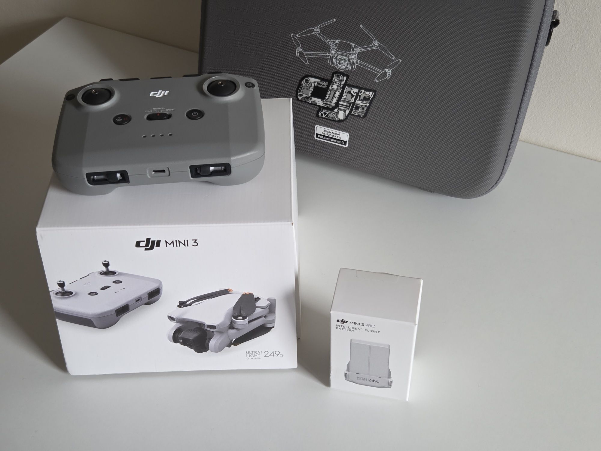 DJI Mini 3 z bogatym zestawem akcesoriów – stan idealny!