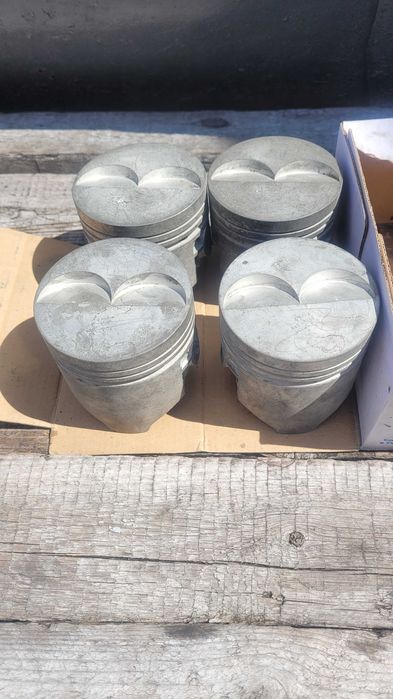 Поршня ВАЗ и рокера.