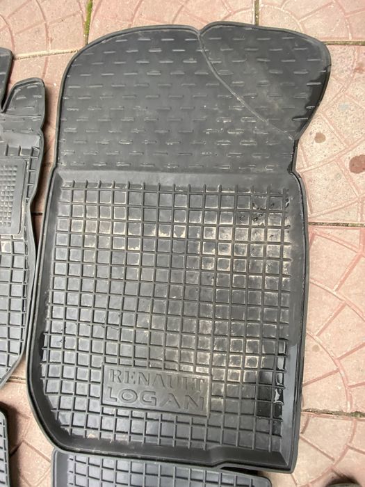 Комплект резінових килимків дачія логан 2013 року
