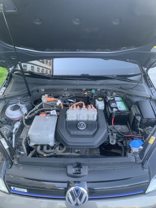 Продам Volkswagen E Golf гарний стан чудова комплектація