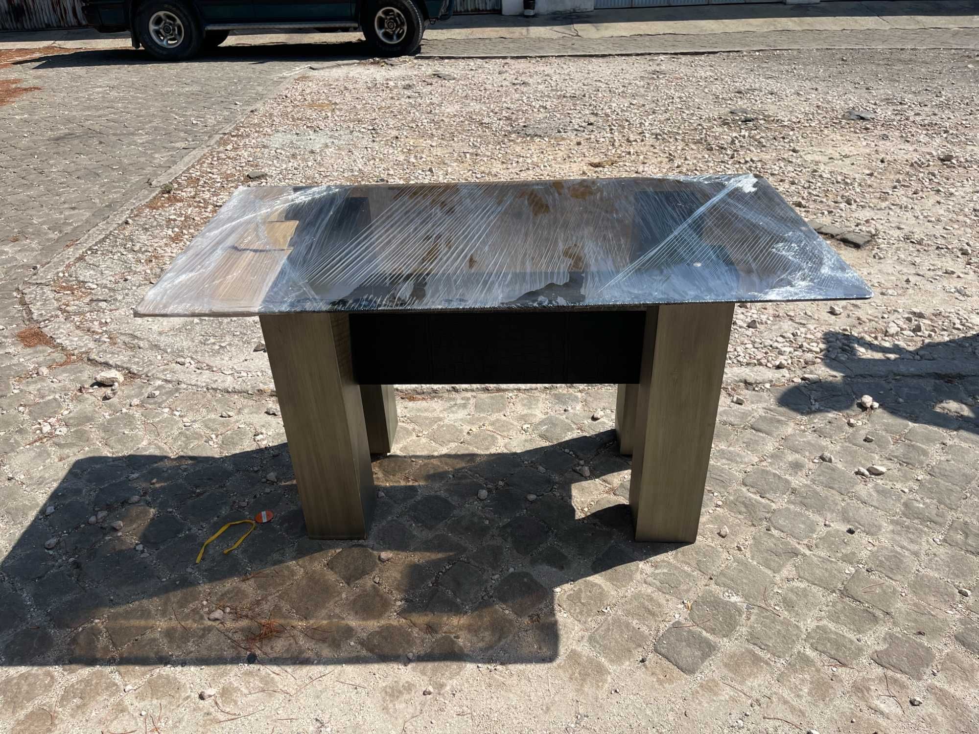 Mesa de Jantar Moderna com Tampo em Vidro Preto fumado