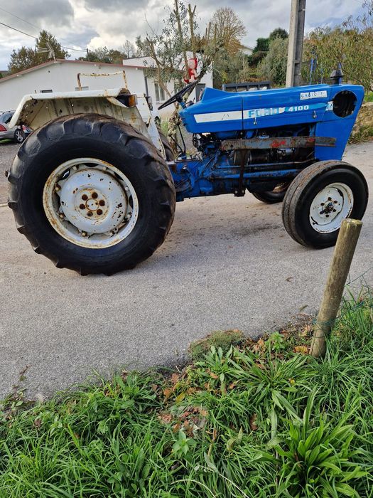 Tractor Ford 4100 com pá frontal