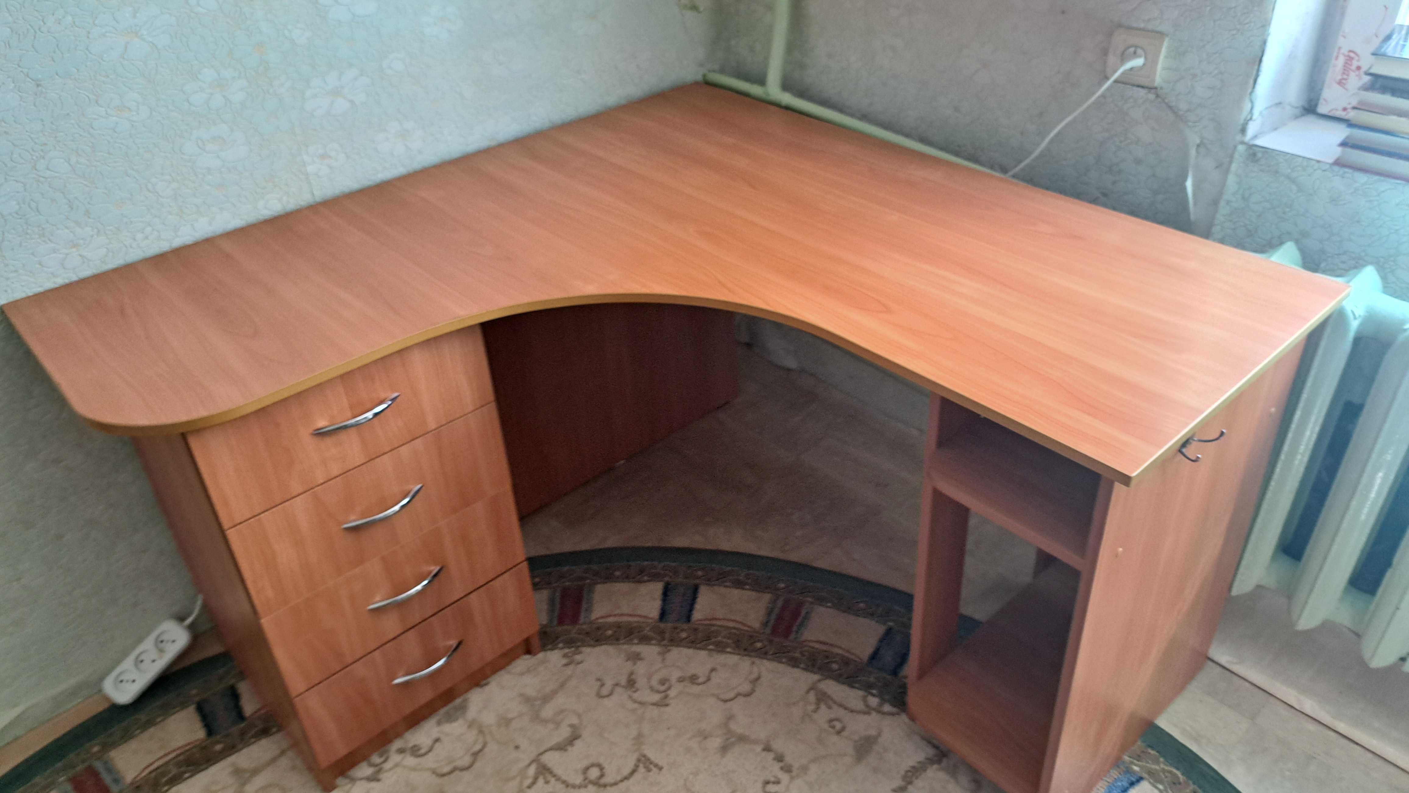 комп'ютерний стіл