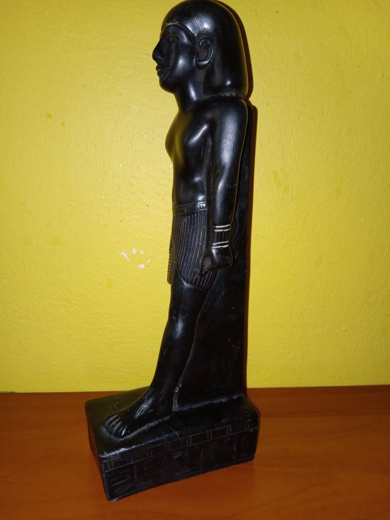 Faraon - egipska figura z kamienia bazaltowego