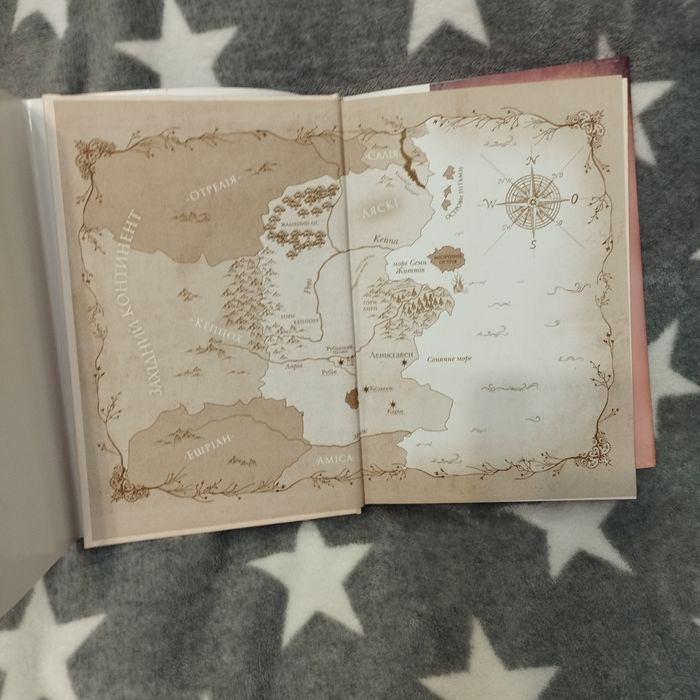 Книги Дженіфер Бенкау "Одна істинна королева"