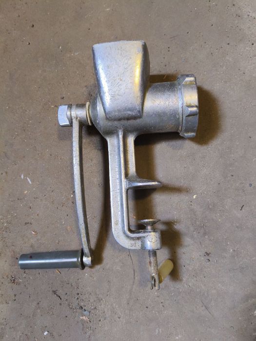 Продаю ручную мясорубку