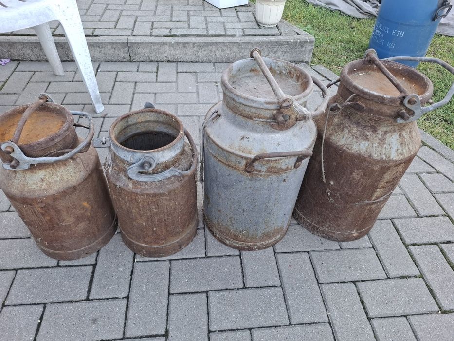 Zabytkowe kanki do mleka