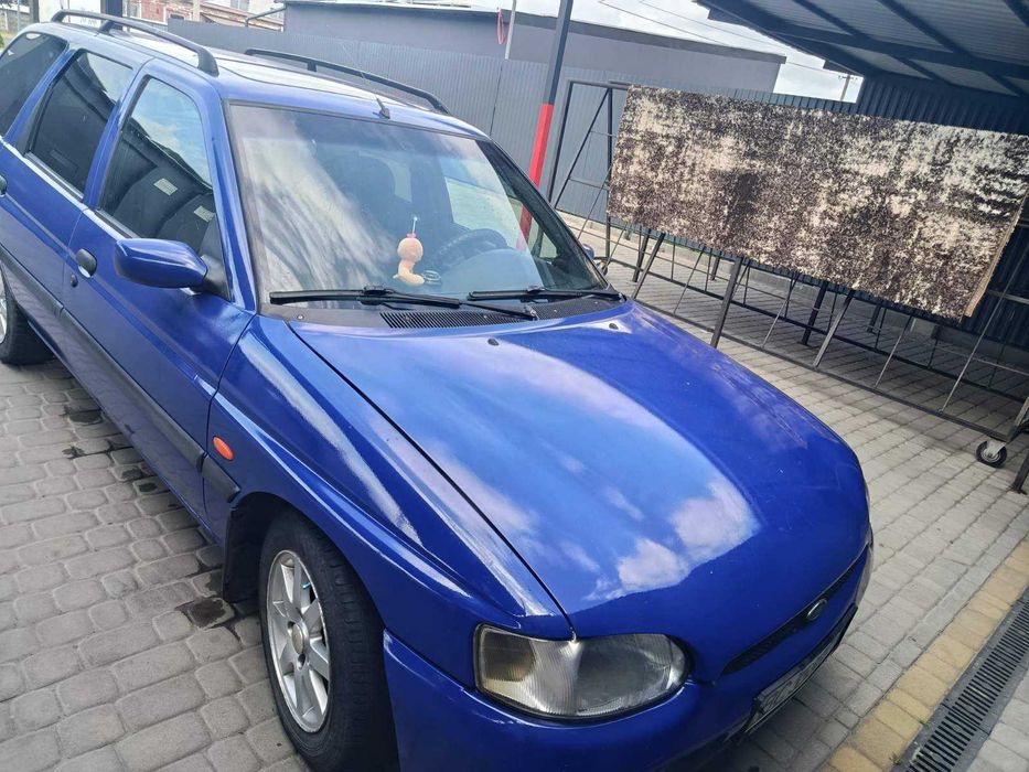 Машина Ford escort