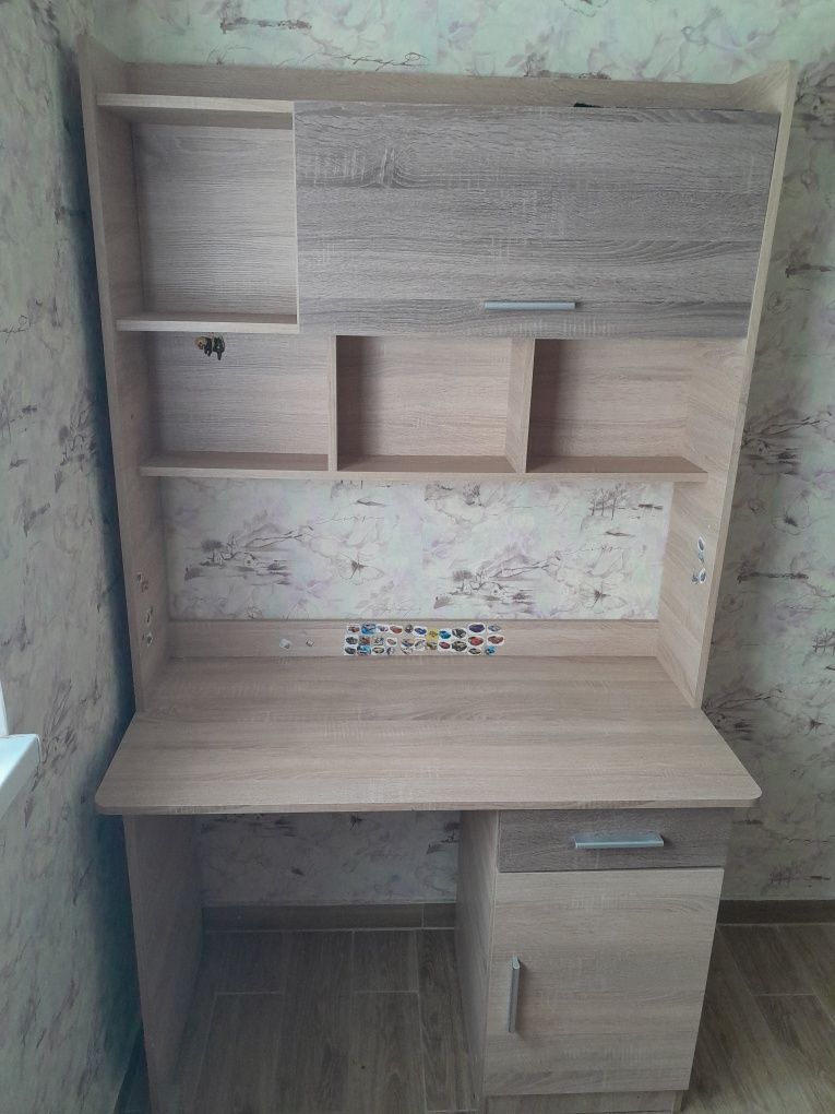 Письменный стол с полками