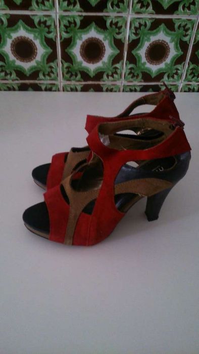Sandálias novas em bom estado