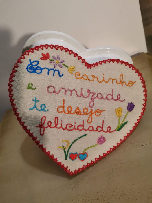 Guarda jóias em forma de coração, com a tampa forrada a linho bordado.