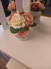 Flower box welurowy z kwiatami. Dekoracja  kompozycja, ozdoba,prezent