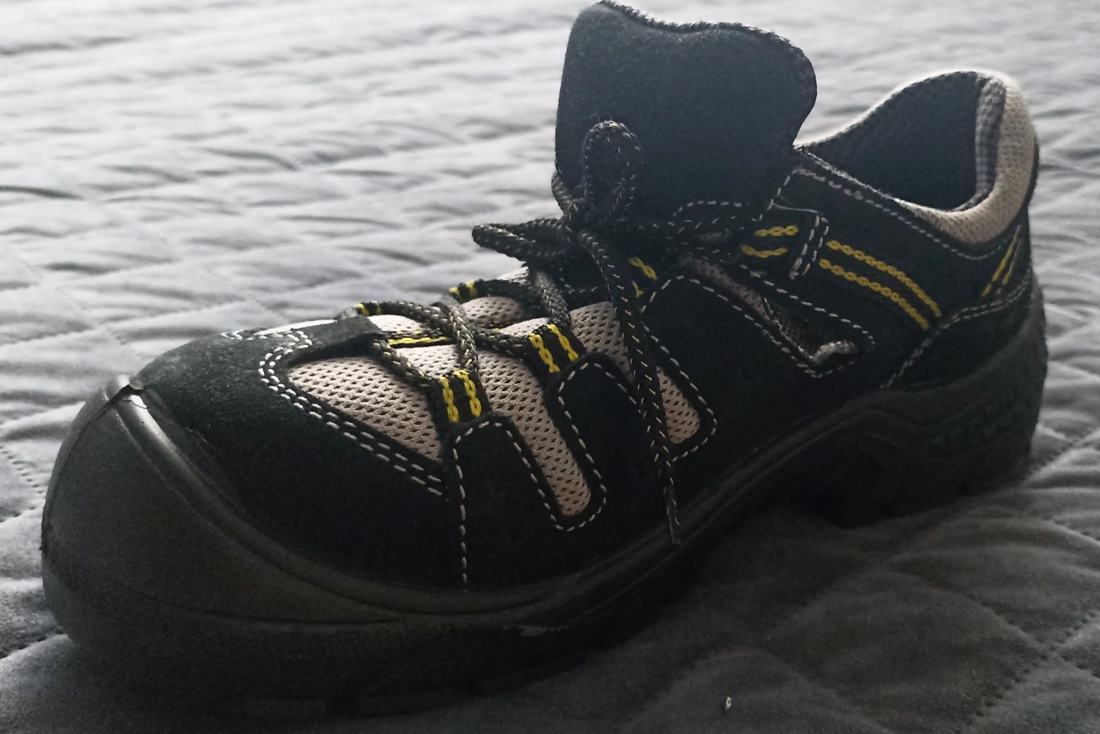 Buty robocze 38 , z blachą , nowe.