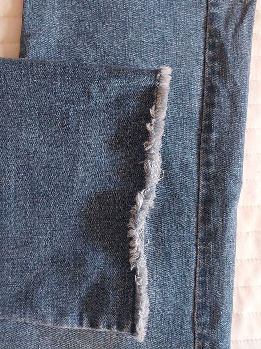 Jeansy z rozszerzanymi nogawkamiprzed kostkę  Stradivarius rozm. 42