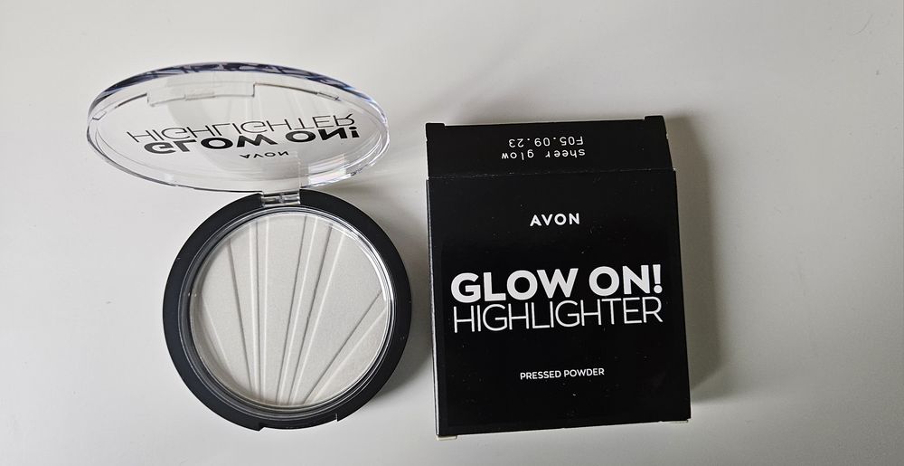 Nowy puder prasowany Głów On Highlighter Sheer Głów Avon