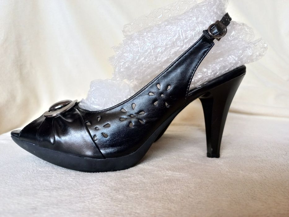 Босоніжки на підборах з пряжкою