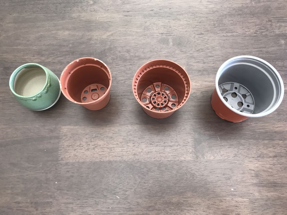 Vários vasos médios e pequenos para plantas