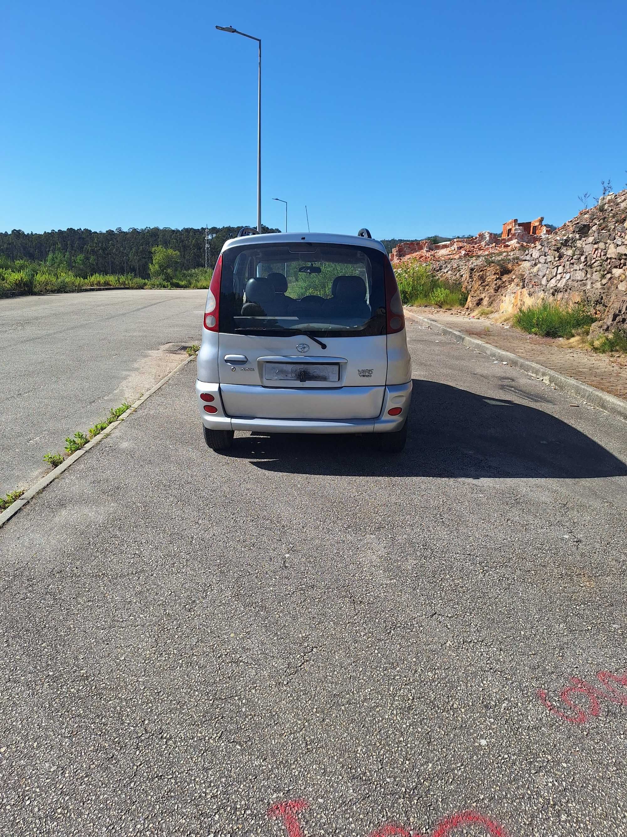 Vendo toyota yaris   do ano 2000 em bom estado.de conservacao