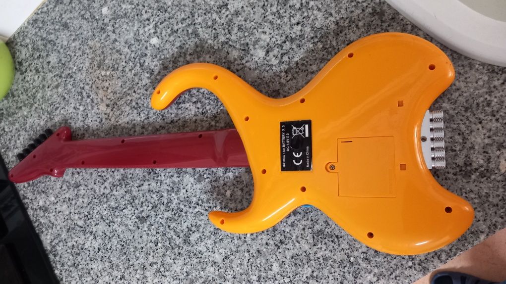 GUITARRA PARA CRIANÇA,MÚSICA.bastante completa multifunções e a 100% .