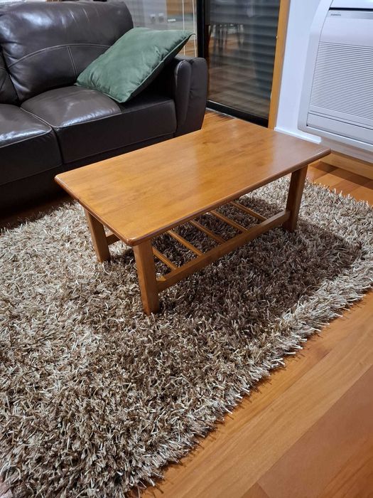 Mesa de apoio e três cadeiras