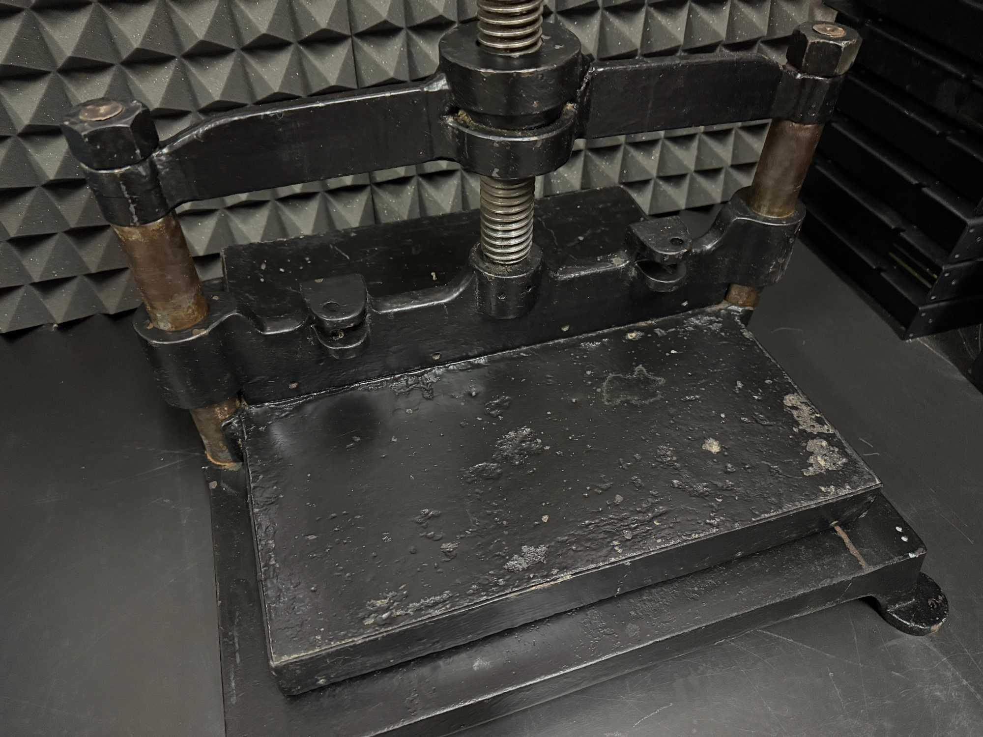 Stara prasa introligatorska / waga około 50 kg.