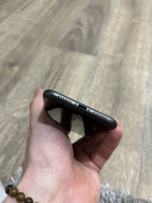 iPhone 11 128 гб в хорошому стані.