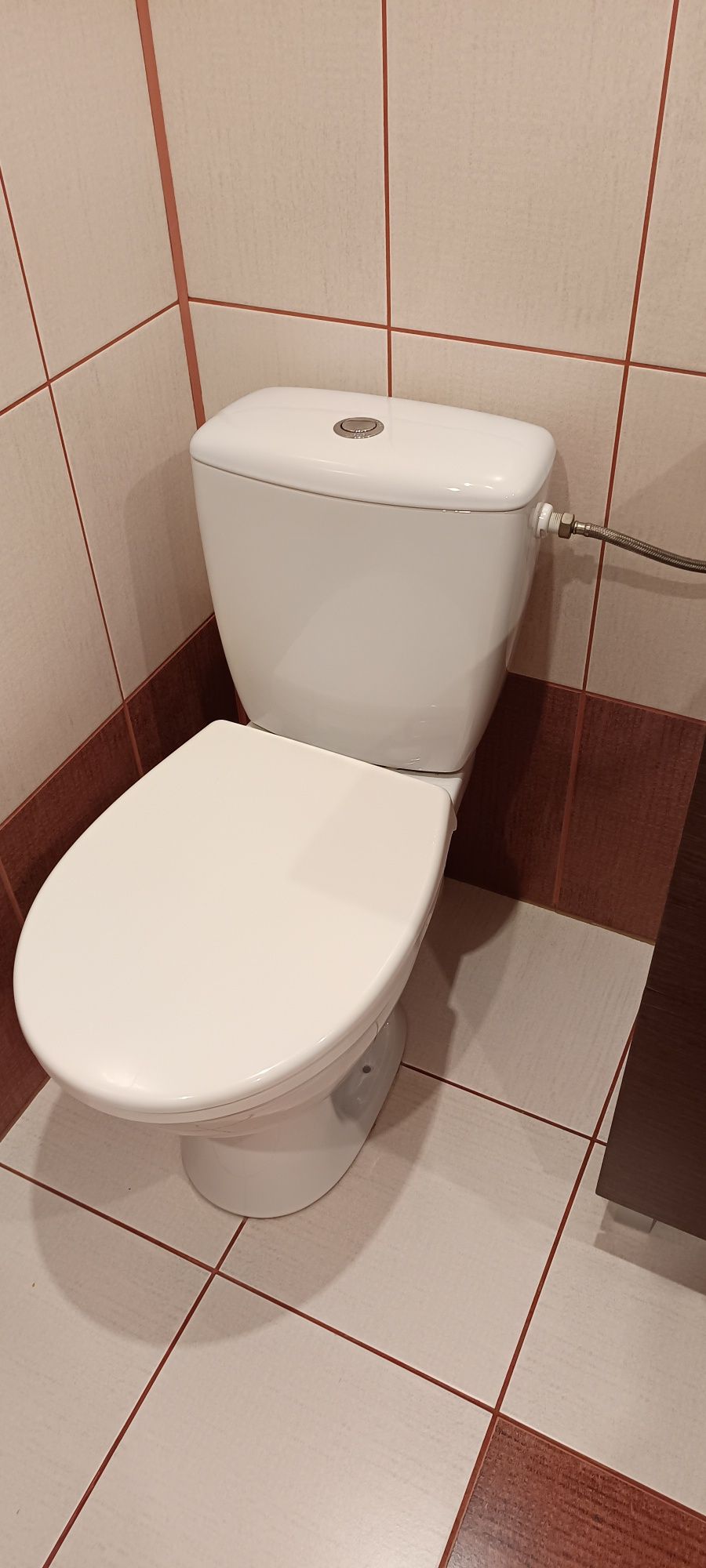 Szafka z umywalką, wanna, kibelek