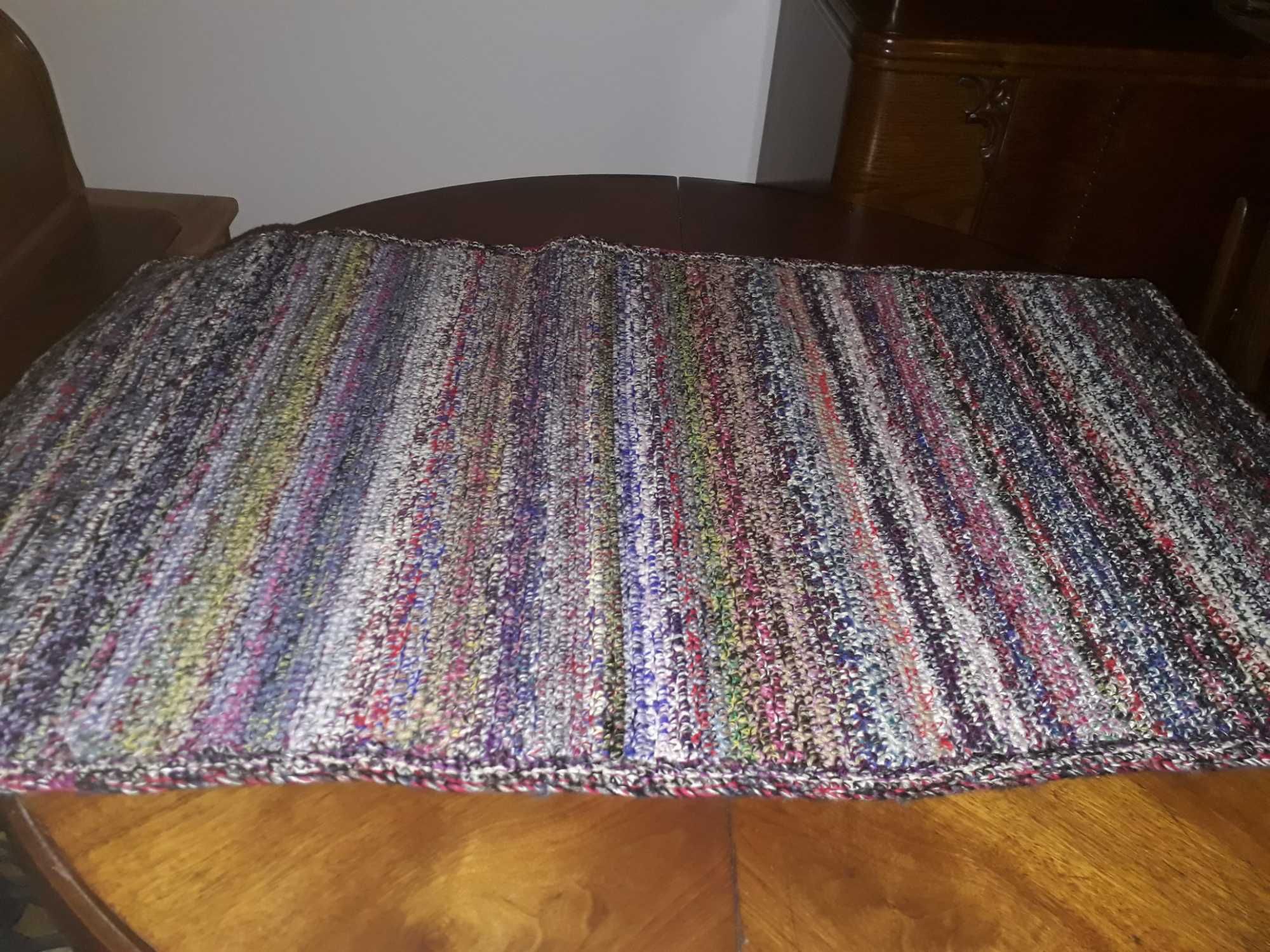 Nowy dywan wełniany szydełkowy 70 cm x 115 cm