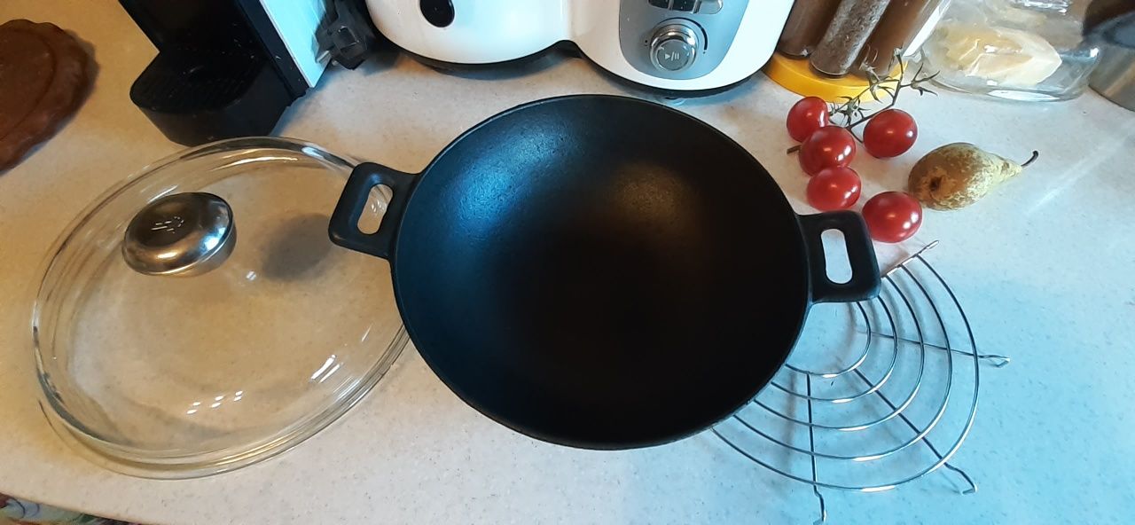 Wok patelnia zeliwny 24cm