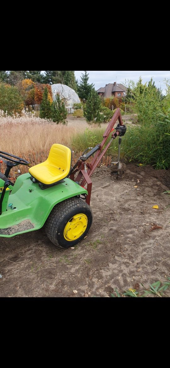 John Deere 300 – traktorek z zamiatarką, wiertnicą, glebogryzarką, kos