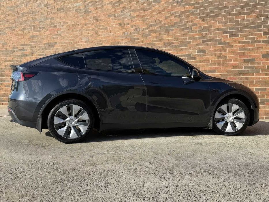 Tesla Model Y Long Range      2024