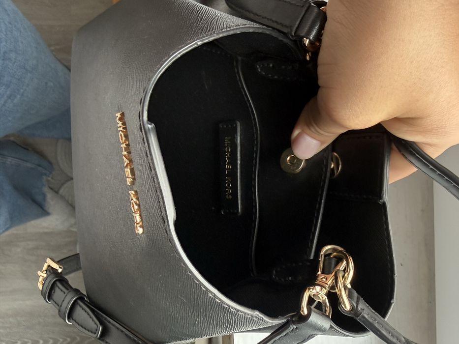 MICHAEL KORS – Mini Tote Preto em Pele Saffiano