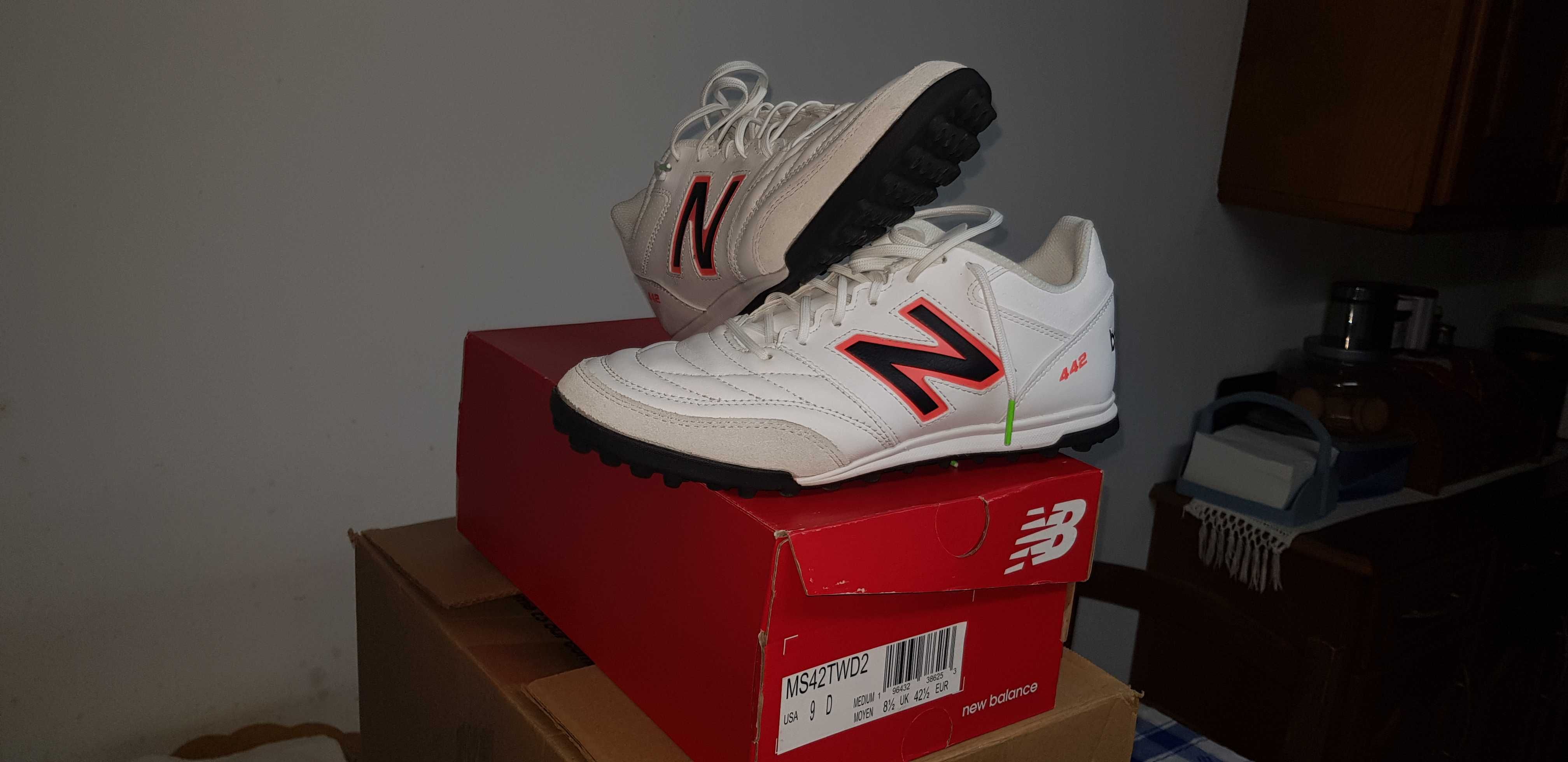 Chuteiras New Balance 442 V2 Team Leather Turf brancas