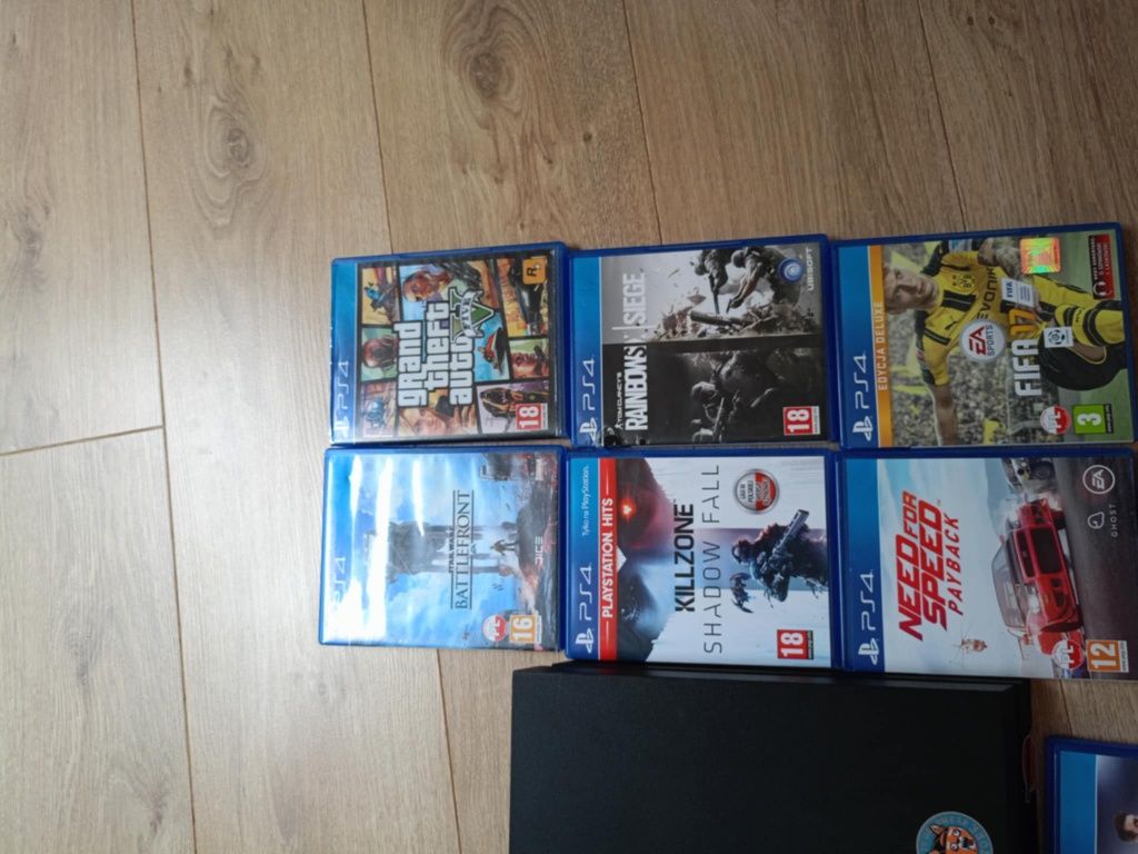 PS4 w idealnym stanie, gratis 7 gier