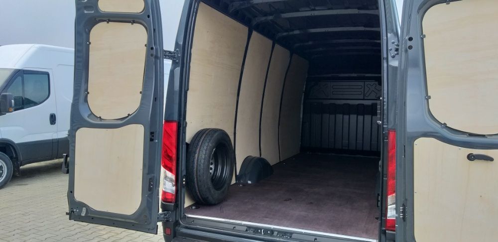 Zabudowa busa Iveco Daily, tworzywo sztuczne, sklejka, podłoga, boki