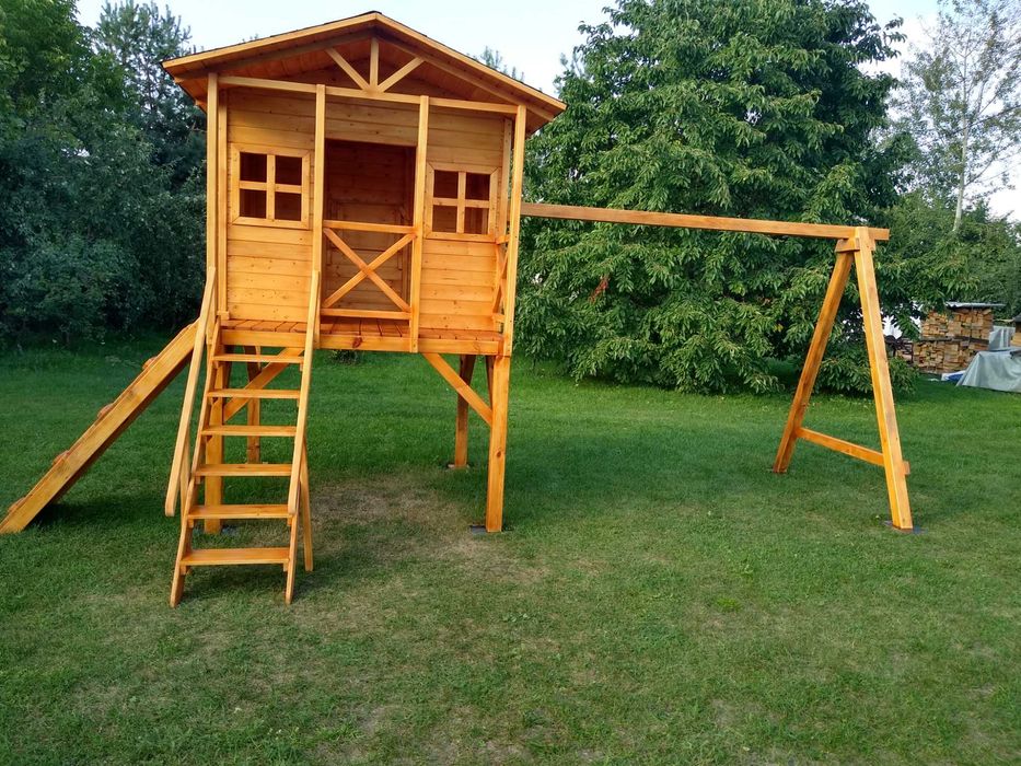 Domek drewniany dla dzieci. Plac zabaw.