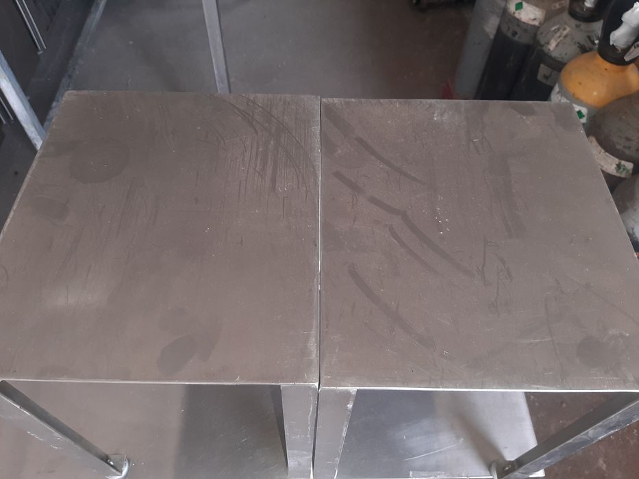 Apoios ou pequenas mesas em inox