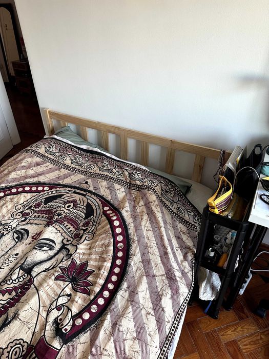 Cama de casal em pinho com estrutura