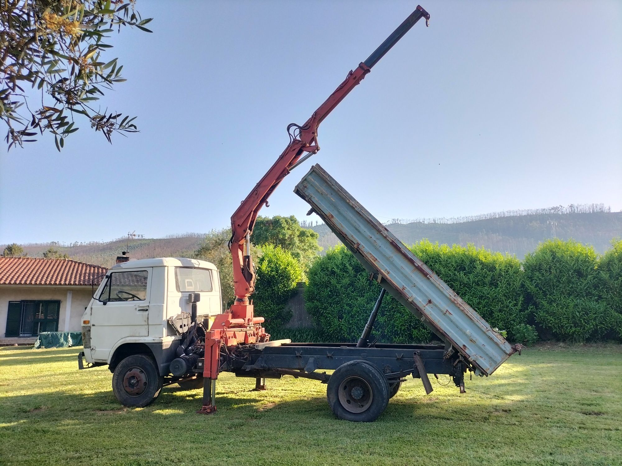 Camião Man com grua, basculante