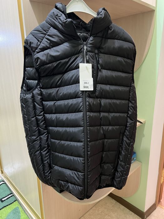 Нова безрукавка чорна