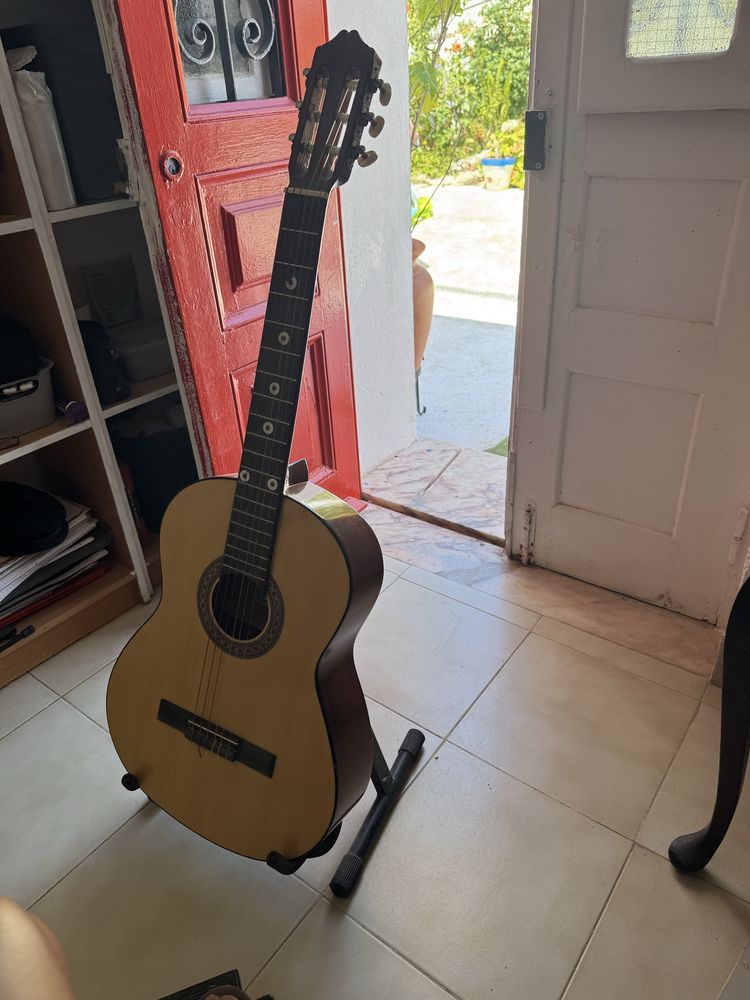 Vende guitarra como nova