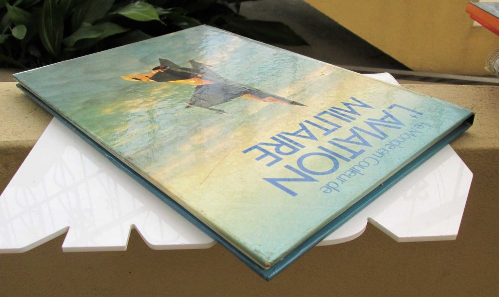 Livro le monde em couleur de l'aviation militaire 1981