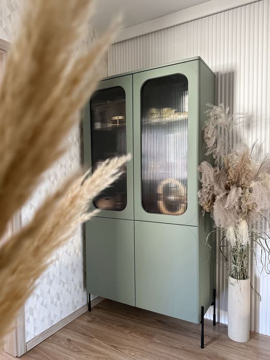 Witryna designerska w kolorze oliwkowym Sonatia