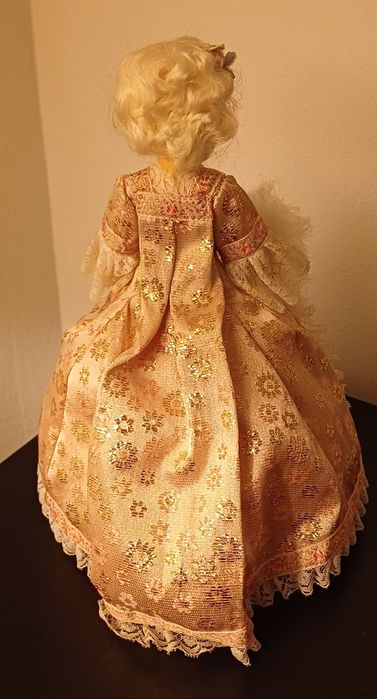 Boneca com Música antiga 22cm belíssima