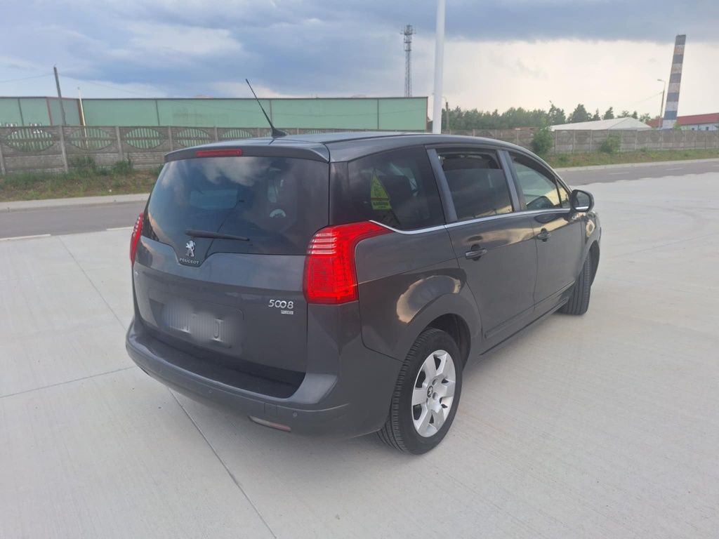 Auto Peugeot 5008