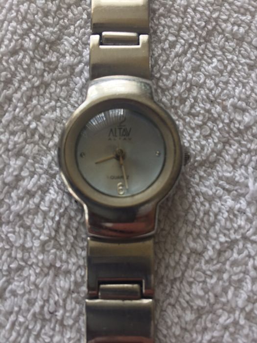 Srebrny zegarek na rękę