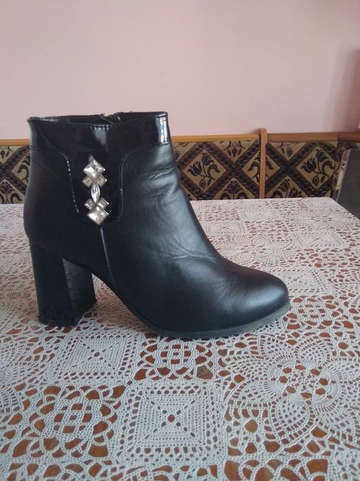 Шкіряні чобітки 37 розмір, ідеальний стан.