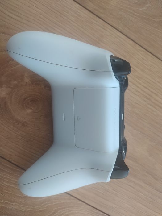 Pad Xbox One oryginał biały lub czarny bardzo dobry stan.