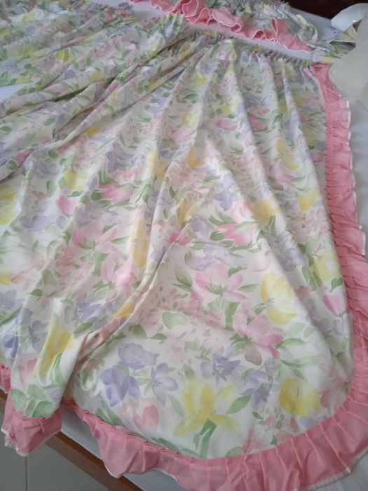 Colcha e cortinados para quarto de jovem