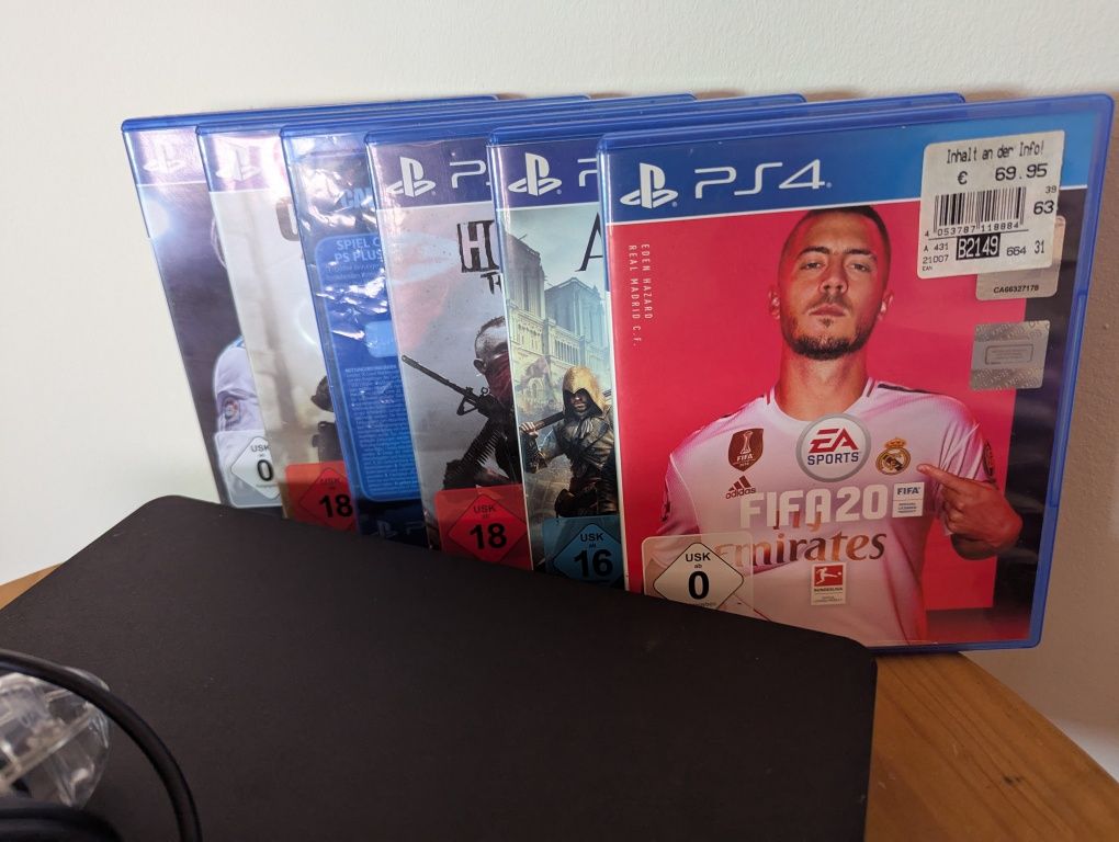 PS4 Slim + comando com cabo + 6 jogos em CD – Bom estado